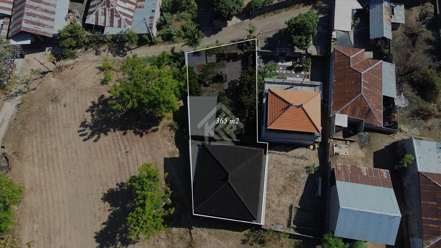 Dijual Rumah Dengan tanah Luas di Kubutambahan - 2